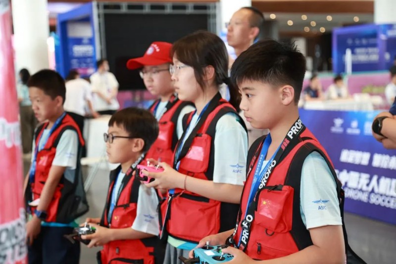 無(wú)人機(jī)足球比賽中